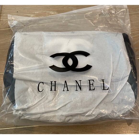 CHANEL VIP Crossbody Messenger Bag – Limited Edition - Picture 3 of 16